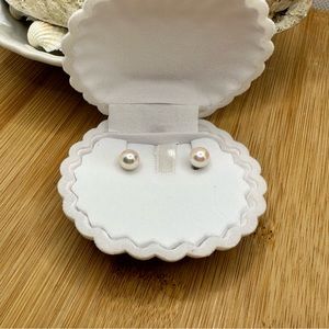 New 14k yellow gold genuine pearl pierced earrings in cute seashell box